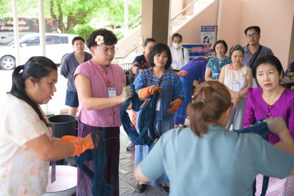 การอบรมเชิงปฏิบัติการพัฒนาศักยภาพผู้ผลิต ผู้ประกอบการ OTOP ในการต่อยอดภูมิปัญญาผ้าไทยและงานหัตถกรรมด้วยนวัตกรรมสู่ความยั่งยืน